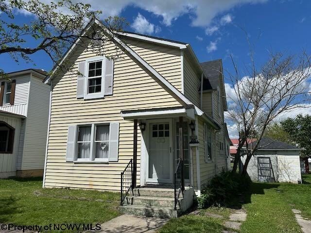 view of front of property with a front yard