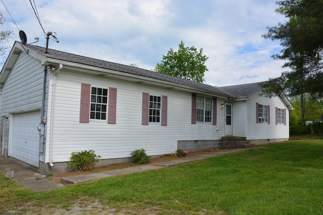 view of front of house with a front lawn and a shingled roof