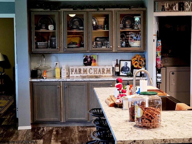 bar with backsplash and dark wood-style flooring