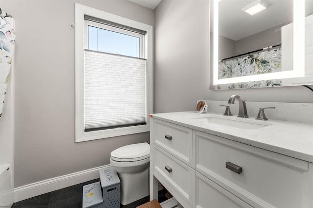 full bathroom featuring toilet, vanity, curtained shower, and baseboards