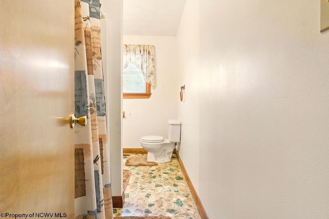 737 Summit Park Ave, Clarksburg, WV 26301 - full bathroom featuring toilet, baseboards, and a shower with curtain