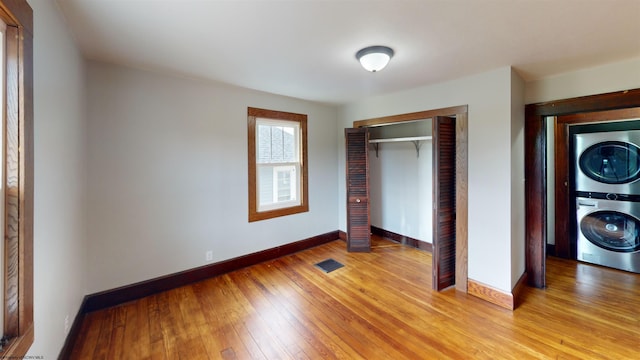 505 State St, Fairmont, WV 26554 - unfurnished bedroom with stacked washer / dryer, light wood-style flooring, baseboards, and a closet