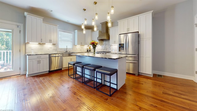 123 Sadie Ln, Morgantown, WV 26508 - kitchen featuring stainless steel appliances, plenty of natural light, a breakfast bar area, and backsplash