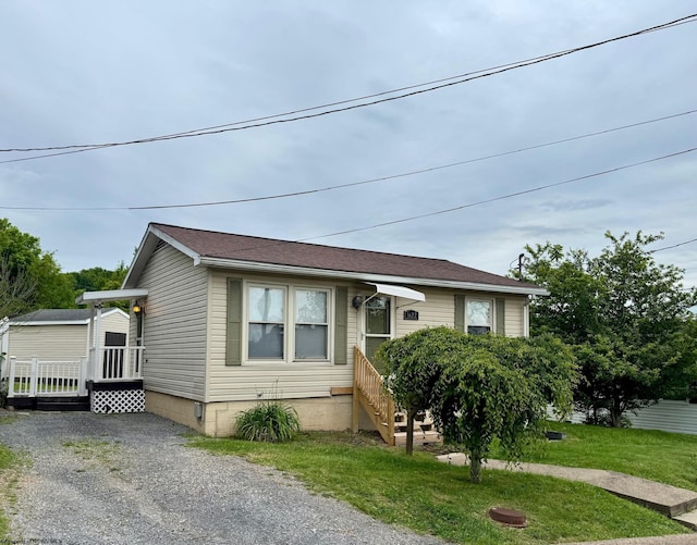 1622 Henderson Ave, Clarksburg, WV 26301 - bungalow featuring a front yard and a deck