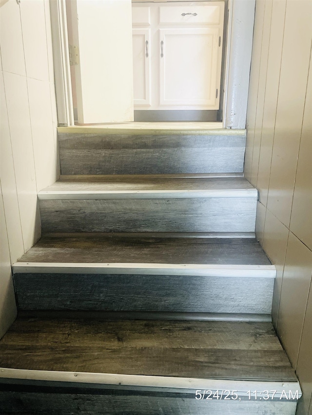 344 Tygart St, Fairmont, WV 26554 - view of staircase