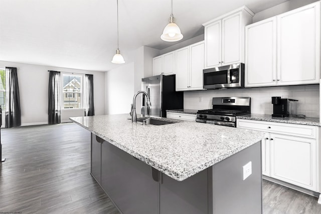 233 Stonehurst Dr, Morgantown, WV 26501 - kitchen with stainless steel appliances, a sink, tasteful backsplash, a center island with sink, and white cabinets