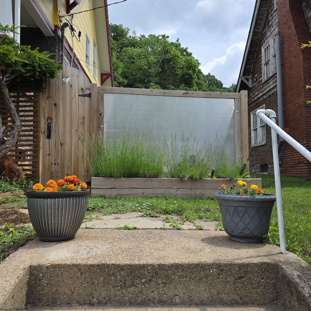 147 E 6th St, Weston, WV 26452 - view of yard