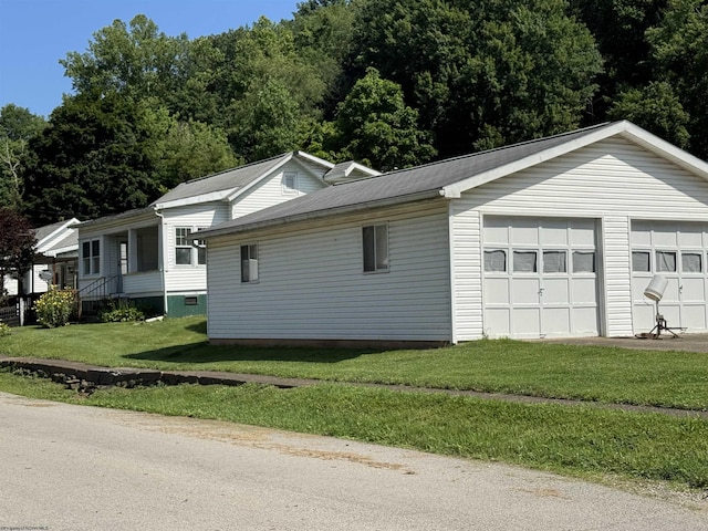 506 Broad St, Weston, WV 26452 - view of property exterior with an outdoor structure, a detached garage, and a lawn