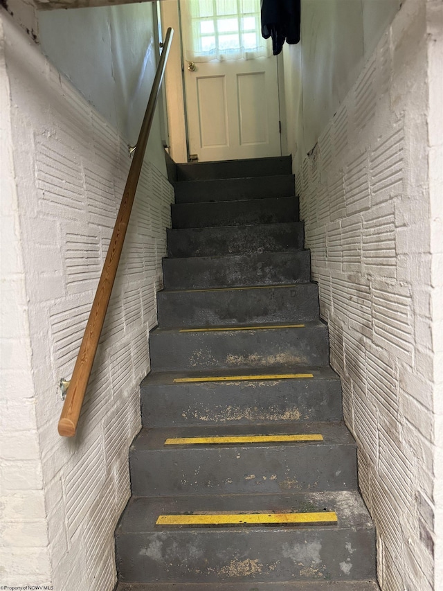 506 Broad St, Weston, WV 26452 - view of stairway