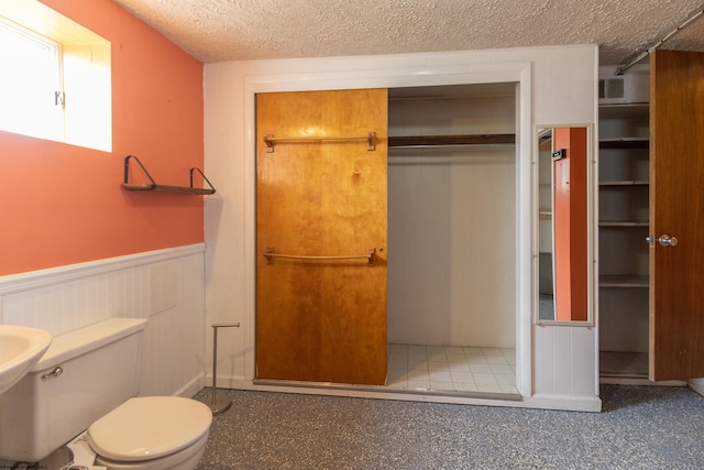 42 Crummitt Ln, Clarksburg, WV 26301 - bathroom with wainscoting and a textured ceiling
