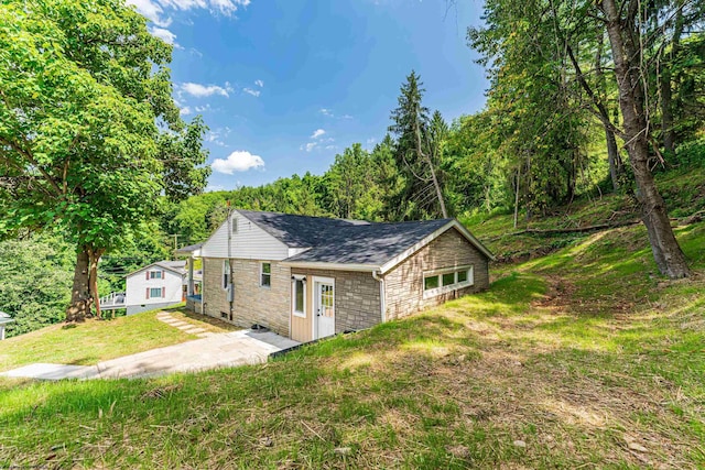 552 White Ave, Morgantown, WV 26501 - view of home's exterior with stone siding and a yard