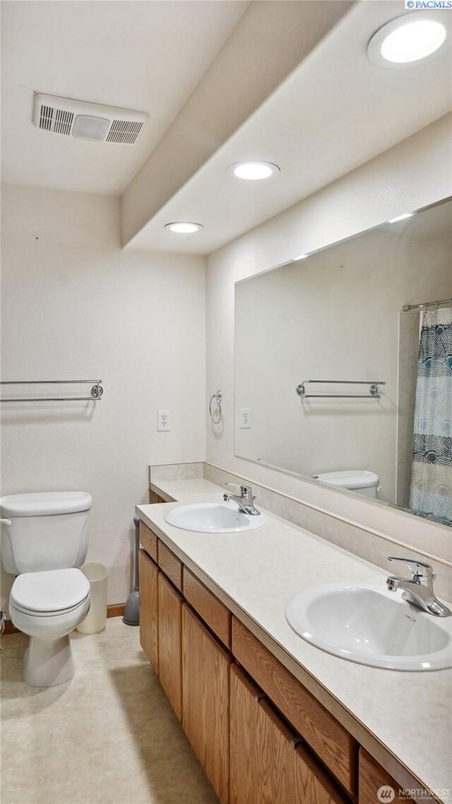 863 S Meadowlark Ln, Othello, WA 99344 - full bath with toilet, double vanity, recessed lighting, a shower with curtain, and baseboards