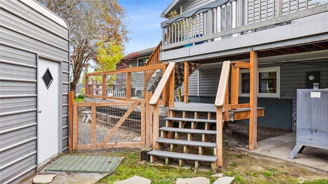 863 S Meadowlark Ln, Othello, WA 99344 - wooden deck featuring stairs