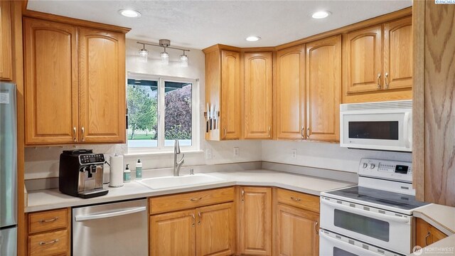 863 S Meadowlark Ln, Othello, WA 99344 - kitchen featuring stainless steel appliances, a sink, recessed lighting, and light countertops
