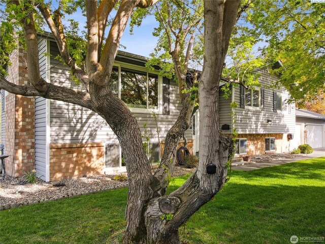 863 S Meadowlark Ln, Othello, WA 99344 - view of side of home featuring a yard and brick siding