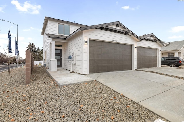 view of front facade featuring a garage and driveway
