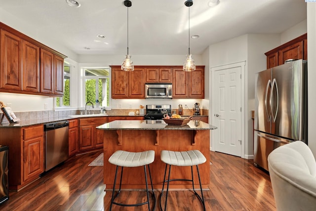 6117 Dorchester Ct, Pasco, WA 99301 - kitchen with stainless steel appliances, a sink, dark wood-type flooring, a center island, and recessed lighting