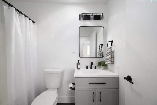 326 Casi Ct, Prosser, WA 99350 - full bathroom featuring curtained shower, baseboards, toilet, and vanity