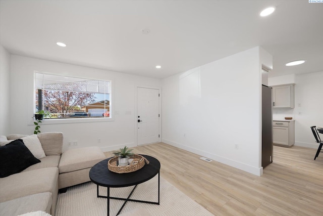 326 Casi Ct, Prosser, WA 99350 - living area featuring recessed lighting, light wood-style flooring, visible vents, and baseboards