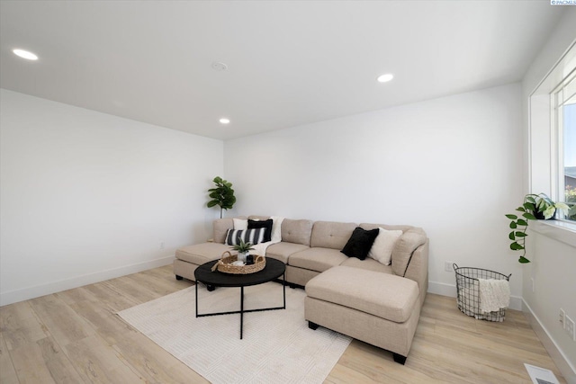 326 Casi Ct, Prosser, WA 99350 - living room with recessed lighting, light wood-style flooring, visible vents, and baseboards