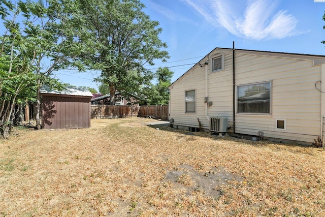 323 S Beech St, Kennewick, WA 99336 - fenced backyard featuring a storage unit