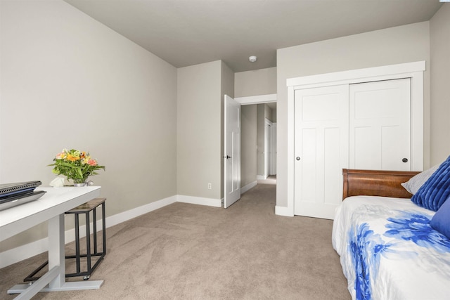 bedroom featuring carpet flooring, baseboards, and a closet