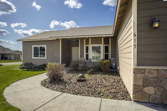 615 N Larkspur Dr, Othello, WA 99344 - property entrance featuring a yard and a shingled roof