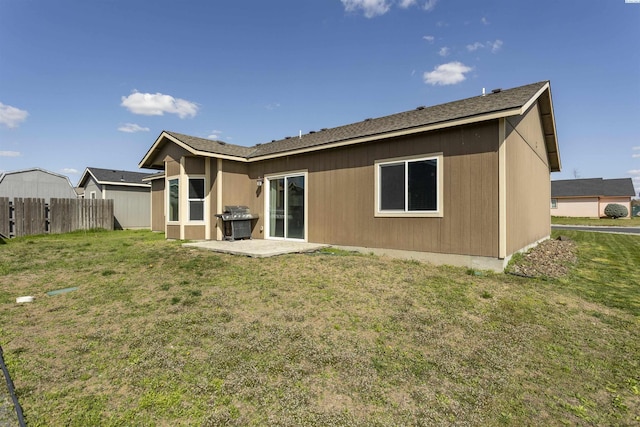 615 N Larkspur Dr, Othello, WA 99344 - back of property with a patio, fence, and a lawn