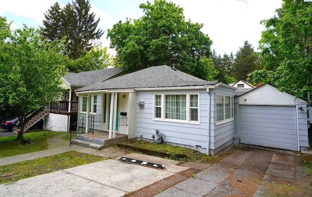 1004 NE D St, Pullman, WA 99163 - bungalow-style home with a shingled roof, driveway, and a garage