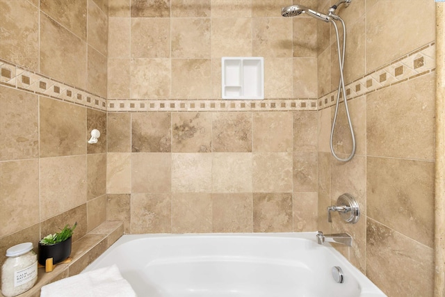 bathroom with tiled shower / bath