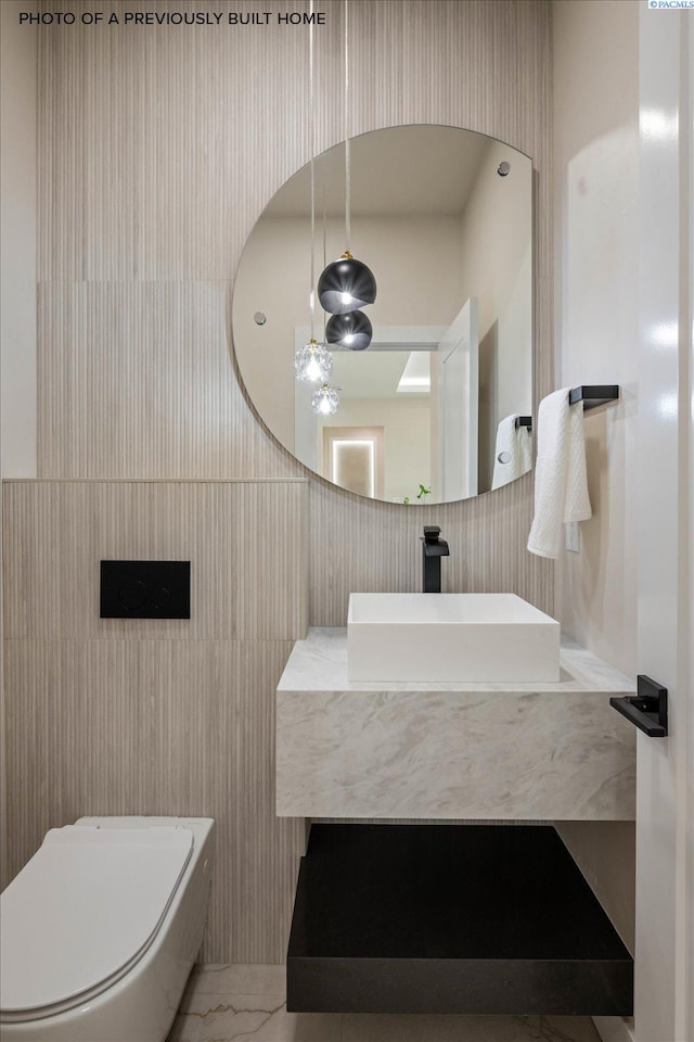 2260 Belfair St Unit 5, Kennewick, WA 99338 - half bath with marble finish floor, toilet, and vanity