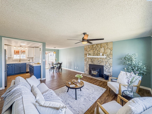 living area with dark wood-type flooring and baseboards