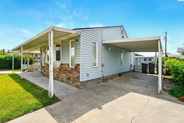 616 S Conway St, Kennewick, WA 99336 - view of home's exterior with concrete driveway, a yard, and a carport
