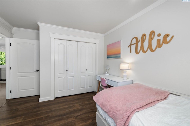 10219 W Argent Rd, Pasco, WA 99301 - bedroom featuring crown molding, dark wood-style floors, and a closet