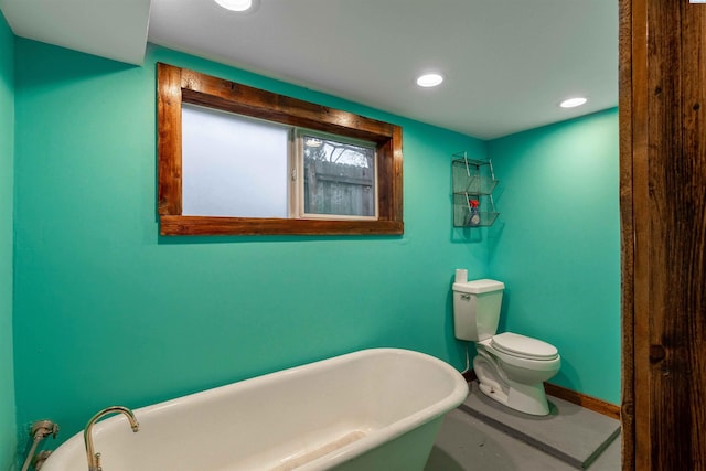 807 S Mill St, Colfax, WA 99111 - full bathroom with a soaking tub, recessed lighting, baseboards, and toilet