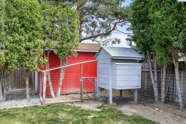 2714 W John Day Ave, Kennewick, WA 99336 - view of poultry coop featuring a fenced backyard