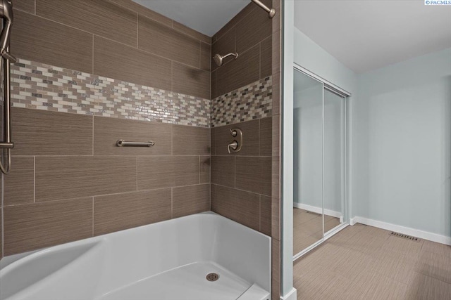 707 N Quillan St, Kennewick, WA 99336 - bathroom with tiled shower and baseboards