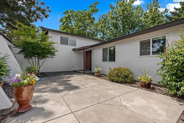 707 N Quillan St, Kennewick, WA 99336 - tri-level home featuring stucco siding and a patio area