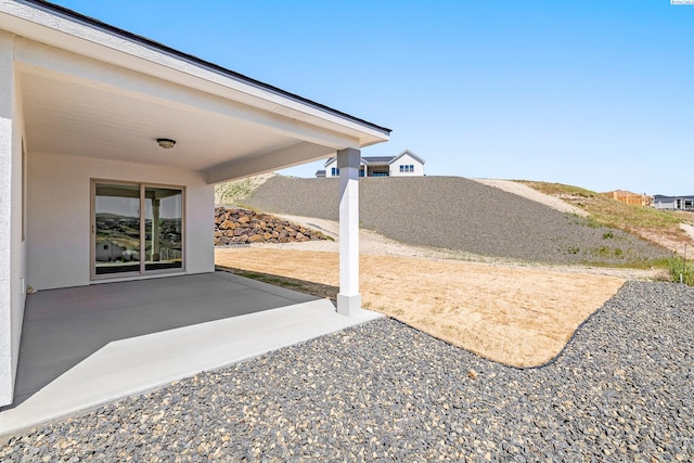 view of yard featuring a patio