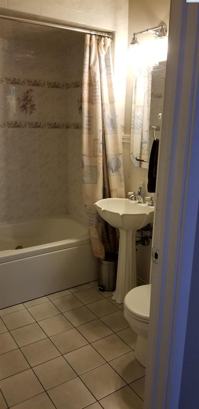 1529 Mcpherson Ave, Richland, WA 99352 - full bath with tile patterned floors, toilet, and shower / bath combo