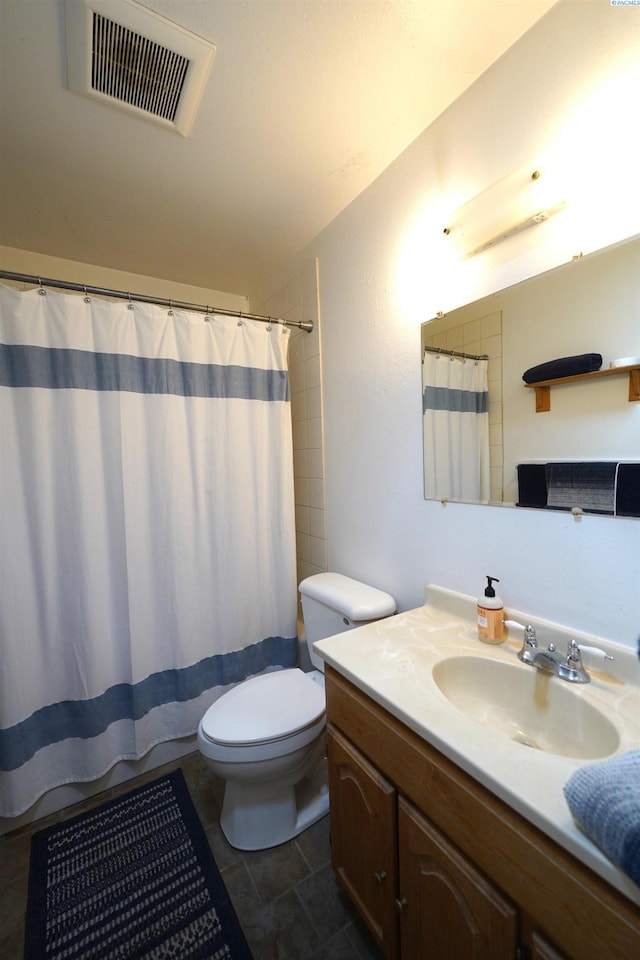 bathroom featuring a shower with curtain, vanity, and toilet