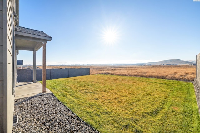 view of yard with a mountain view