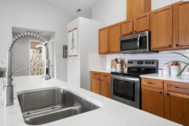1707 W 25th Pl, Kennewick, WA 99337 - kitchen with stainless steel appliances, light countertops, and tasteful backsplash