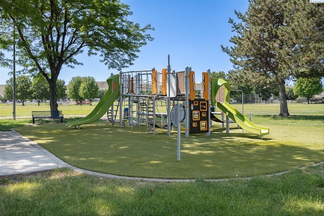 2302 W 31st Ave, Kennewick, WA 99337 - community playground featuring a yard