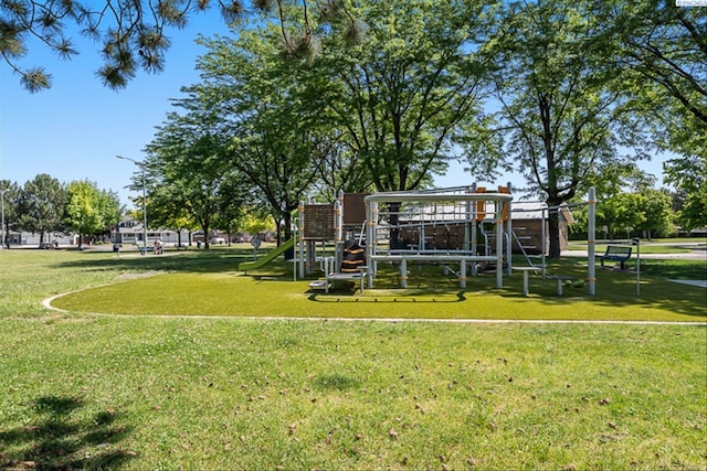 2302 W 31st Ave, Kennewick, WA 99337 - view of property's community featuring a lawn