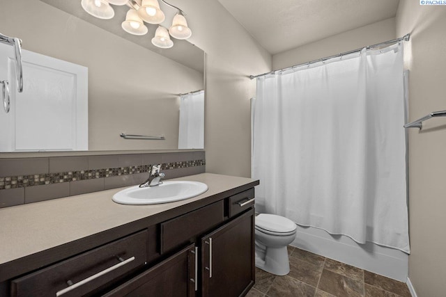 full bath with tasteful backsplash, toilet, shower / bath combo with shower curtain, vanity, and a chandelier