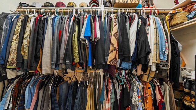 6012 W 31st Ave, Kennewick, WA 99336 - view of walk in closet
