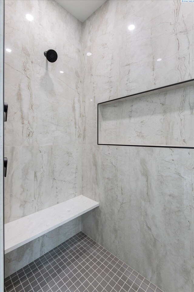 bathroom featuring a tile shower