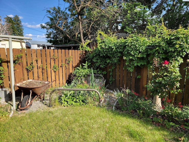208 E 4th St, Grandview, WA 98930 - view of yard