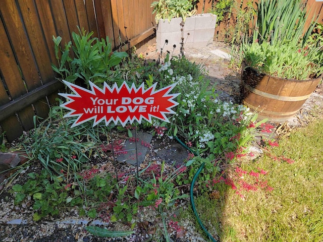 208 E 4th St, Grandview, WA 98930 - view of yard featuring fence